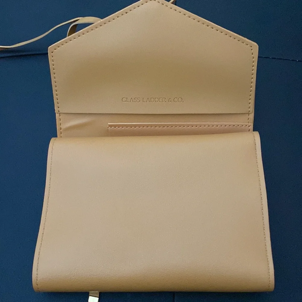 🦋 Glass Ladder & CO. Tan Tech Organizer - Picture 4 of 4